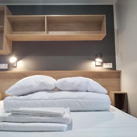 Camping Les Lodges Du Lagon Calvisson Esterno foto