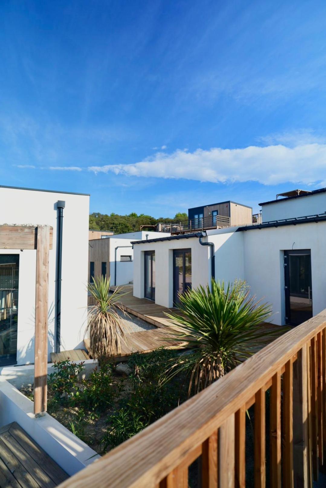 Camping Les Lodges Du Lagon Calvisson Esterno foto