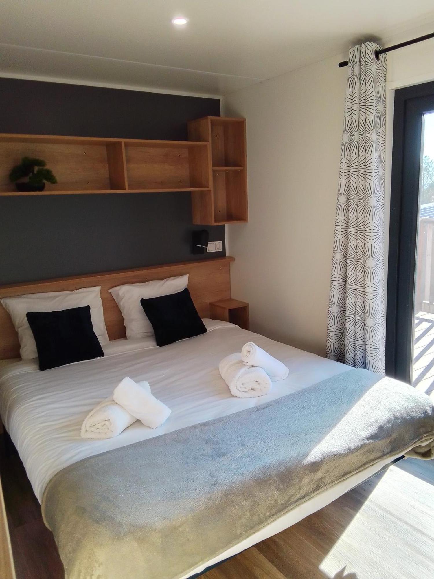 Camping Les Lodges Du Lagon Calvisson Esterno foto