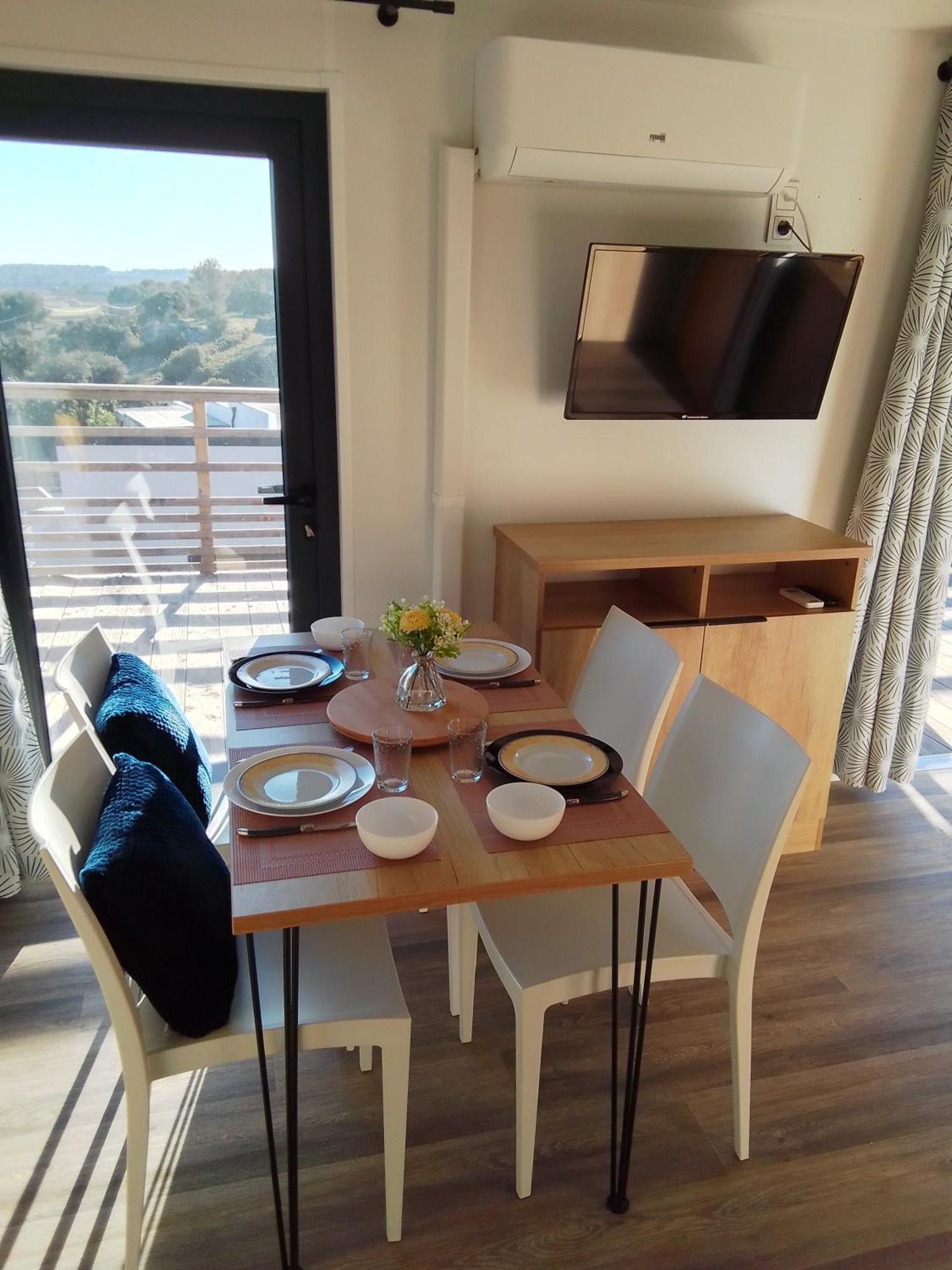 Camping Les Lodges Du Lagon Calvisson Esterno foto