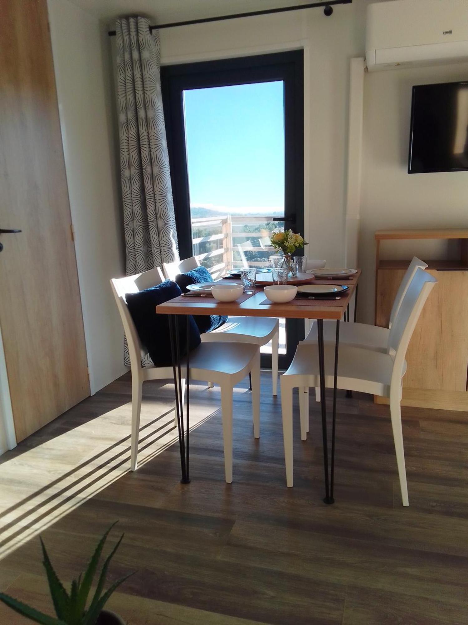 Camping Les Lodges Du Lagon Calvisson Esterno foto