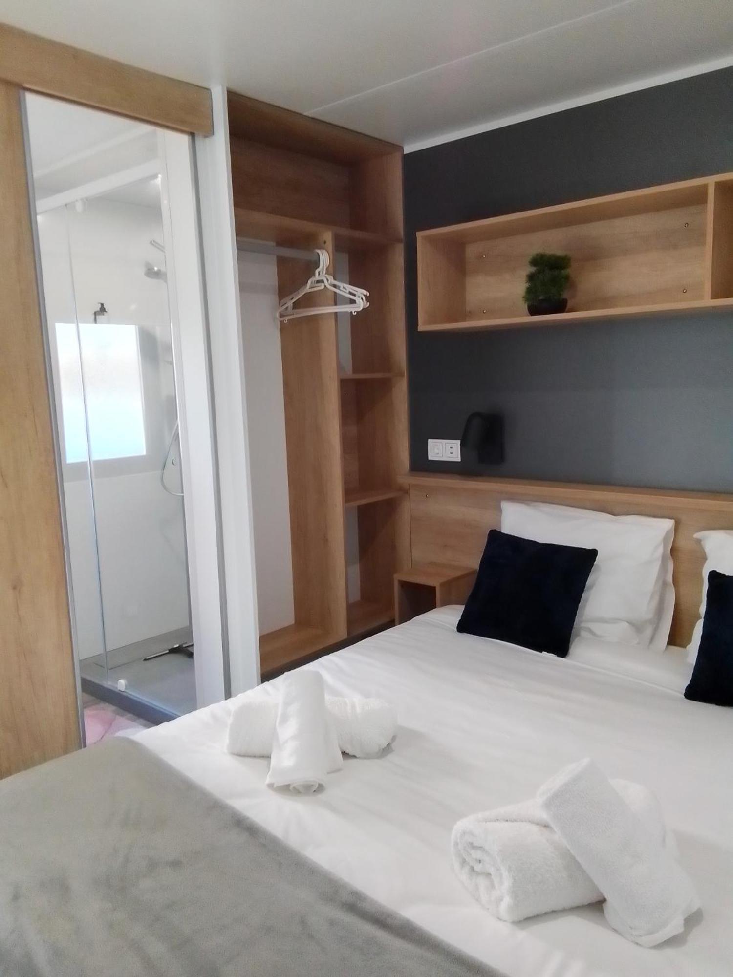 Camping Les Lodges Du Lagon Calvisson Esterno foto