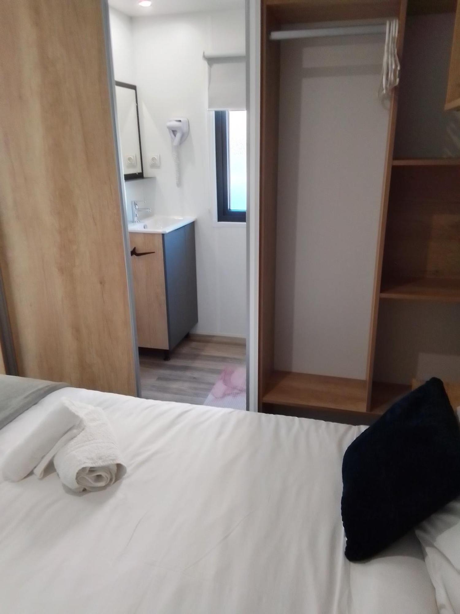 Camping Les Lodges Du Lagon Calvisson Esterno foto